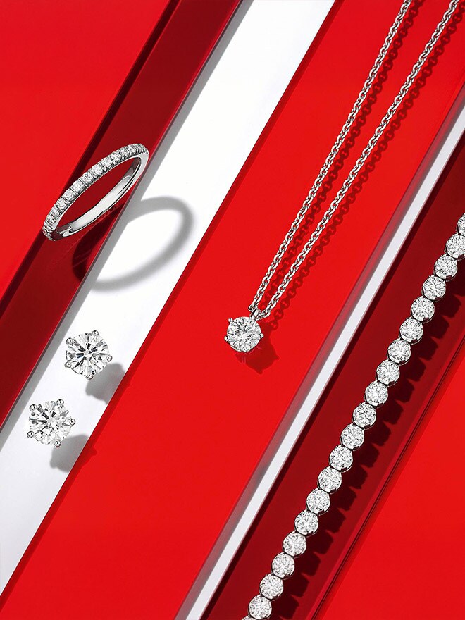 Solitaire-Schmuck auf rotweißgestreiftem Hintergrund