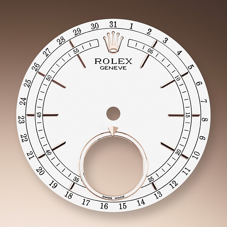Die Cellini Moonphase besitzt ein weiß lackiertes Zifferblatt mit einer blau emaillierten Mondphasenscheibe auf der 6-Uhr-Position, auf der das Vollmondsymbol, dargestellt durch eine Applikation aus Meteorit, und das Neumondsymbol, dargestellt durch einen silbernen Kreis, zu sehen sind.