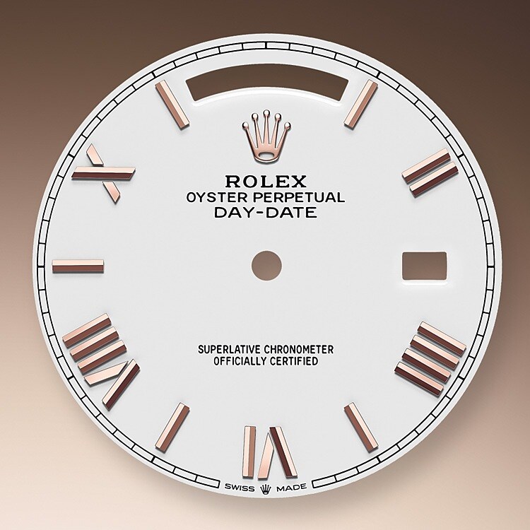 Le cadran confère aux montres Rolex leur apparence caractéristique : il est le premier garant de leur identité et de leur lisibilité. Reconnaissables à leurs index des heures, fabriqués en or afin de ne jamais ternir, tous les cadrans Rolex sont mis au point et fabriqués en interne, en grande partie à la main pour un résultat parfait.
