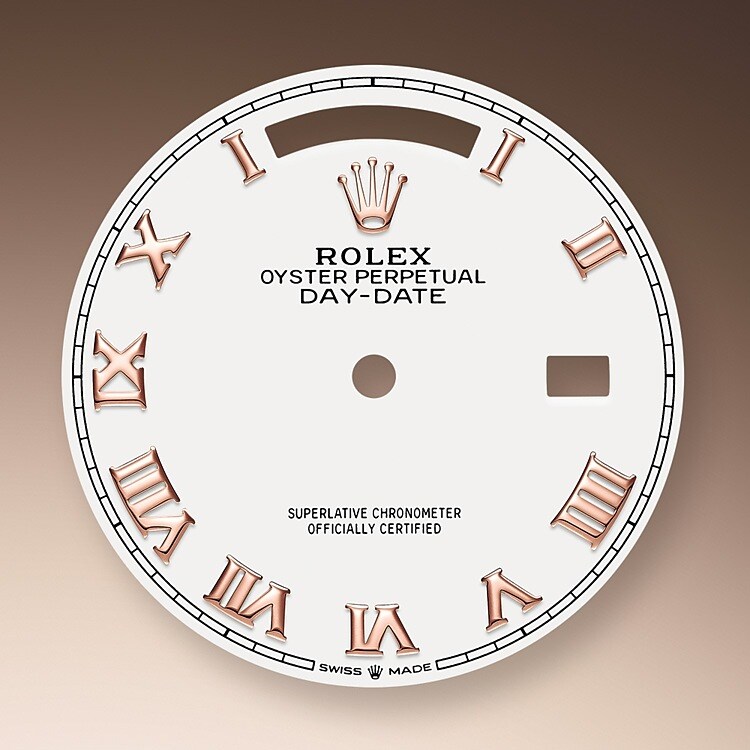 Le cadran confère aux montres Rolex leur apparence caractéristique : il est le premier garant de leur identité et de leur lisibilité. Reconnaissables à leurs index des heures, fabriqués en or afin de ne jamais ternir, tous les cadrans Rolex sont mis au point et fabriqués en interne, en grande partie à la main pour un résultat parfait.