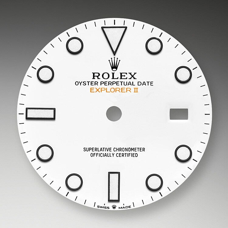 En plus d’afficher la date, l’Explorer II se distingue par une aiguille 24 heures additionnelle orange et par une lunette fixe graduée 24 heures qui permettent de différencier les heures du jour de celles de la nuit. Elle sera adoptée par les spéléologues, les volcanologues et les explorateurs des régions polaires. Ses index et aiguilles présentent un affichage Chromalight haute lisibilité avec luminescence bleue longue durée.
