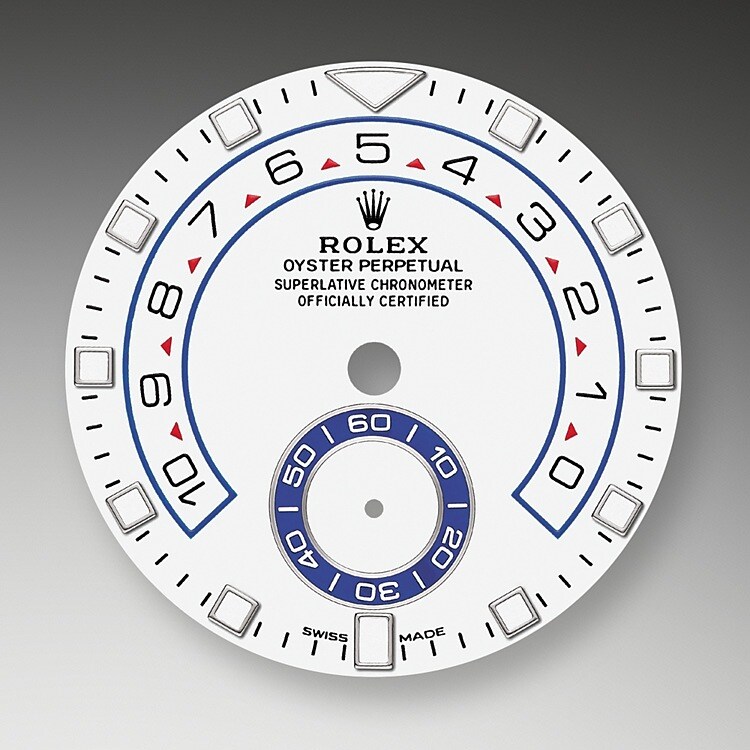 La Yacht‑Master II est désormais équipée d’un nouveau cadran et de nouvelles aiguilles – caractéristiques des montres Professionnelles de Rolex – qui renforcent sa lisibilité et dynamisent son esthétique. Le nouveau cadran est doté d’un index en triangle à 12 h et d’un rectangle à 6 h pour améliorer l’orientation de lecture. L’aiguille des heures est clairement différenciée de celle des minutes par une pastille luminescente. Le compte à rebours de la Yacht‑Master II est programmable de 10 à 1 minutes. Cette programmation est mémorisée par le mécanisme, ce qui permet, lors de la réinitialisation, de revenir à la durée fixée initialement. Une fois enclenché, le compte à rebours peut être synchronisé en vol pour se caler précisément sur le décompte officiel de la course.