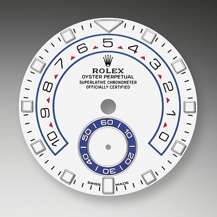 Die Yacht-Master II ist nunmehr mit einem neuen Zifferblatt und neuen, für die Professional Modelle von Rolex charakteristischen Zeigern ausgestattet, die für eine verbesserte Ablesbarkeit sorgen und dem Erscheinungsbild dieser Armbanduhr eine neue Dynamik verleihen. Das neue Zifferblatt verfügt über einen dreieckigen Stundenmarker auf der 12-Uhr-Position und einen rechteckigen Stundenmarker auf der 6-Uhr-Position, die beim Ablesen als Orientierungshilfe dienen. Der Stundenzeiger hebt sich dank seiner Leuchtscheibe klar vom Minutenzeiger ab. Der Countdown der Yacht-Master II ist von einer bis zehn Minuten programmierbar. Die Einstellung wird mechanisch gespeichert, wodurch beim Reset eine Rückstellung auf die eingestellte Zeit erfolgt. Nach dem Einschalten lässt sich der Countdown über die Flyback-Funktion „im Flug” synchronisieren, um ihn genau dem offiziellen Countdown der Regatta anzupassen.