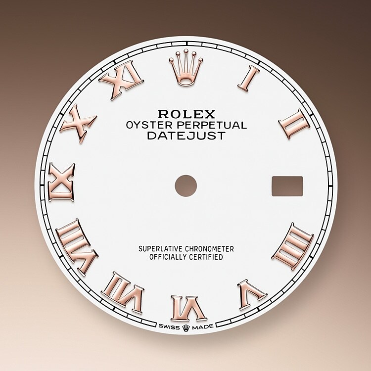 La esfera es el rostro distintivo de un reloj Rolex, el mayor responsable de su identidad y legibilidad. Caracterizada por sus índices de oro de 18 quilates que evitan la pérdida de brillo, cada esfera Rolex está diseñada y manufacturada en nuestros talleres, principalmente a mano, para garantizar su perfección.