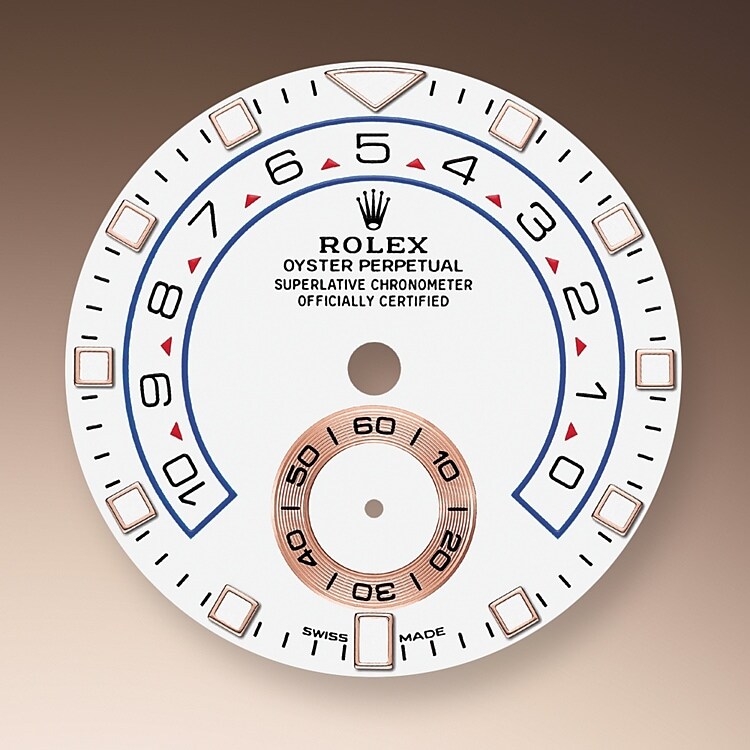Die Yacht-Master II ist nunmehr mit einem neuen Zifferblatt und neuen, für die Professional Modelle von Rolex charakteristischen Zeigern ausgestattet, die für eine verbesserte Ablesbarkeit sorgen und dem Erscheinungsbild dieser Armbanduhr eine neue Dynamik verleihen. Das neue Zifferblatt verfügt über einen dreieckigen Stundenmarker auf der 12-Uhr-Position und einen rechteckigen Stundenmarker auf der 6-Uhr-Position, die beim Ablesen als Orientierungshilfe dienen. Der Stundenzeiger hebt sich dank seiner Leuchtscheibe klar vom Minutenzeiger ab. Der Countdown der Yacht-Master II ist von einer bis zehn Minuten programmierbar. Die Einstellung wird mechanisch gespeichert, wodurch beim Reset eine Rückstellung auf die eingestellte Zeit erfolgt. Nach dem Einschalten lässt sich der Countdown über die Flyback-Funktion „im Flug” synchronisieren, um ihn genau dem offiziellen Countdown der Regatta anzupassen.