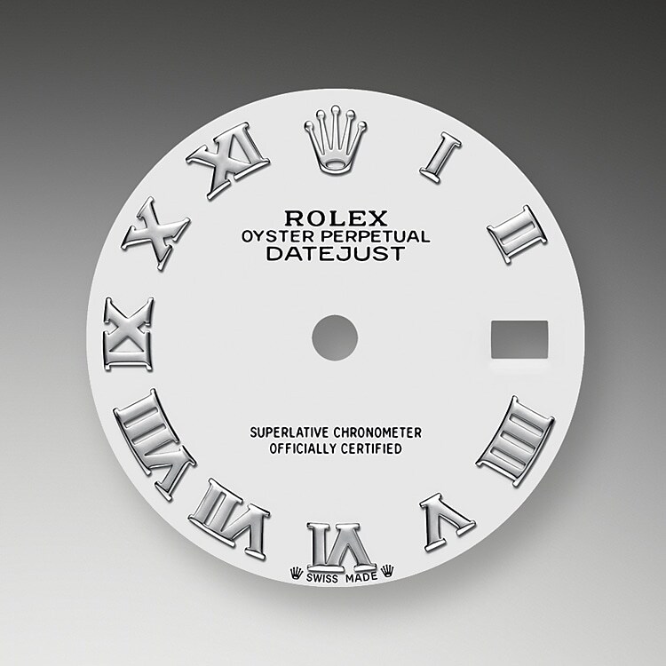 La esfera es el rostro distintivo de un reloj Rolex, el mayor responsable de su identidad y legibilidad. Caracterizada por sus índices de oro de 18 quilates que evitan la pérdida de brillo, cada esfera Rolex está diseñada y manufacturada en nuestros talleres, principalmente a mano, para garantizar su perfección.