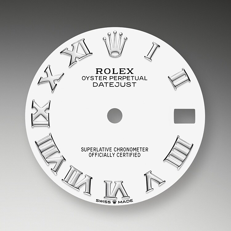 Das Zifferblatt verleiht einer Rolex Armbanduhr ein Gesicht sowie eine eigene Identität und sorgt überdies für perfekte Ablesbarkeit. Jedes Rolex Zifferblatt wird im eigenen Hause kreiert und fast vollständig in Handarbeit hergestellt, um seine Perfektion zu garantieren. Charakteristisches Merkmal sind die Indizes, die stets aus 18 Karat Gold gefertigt werden, um ihr Anlaufen zu verhindern.