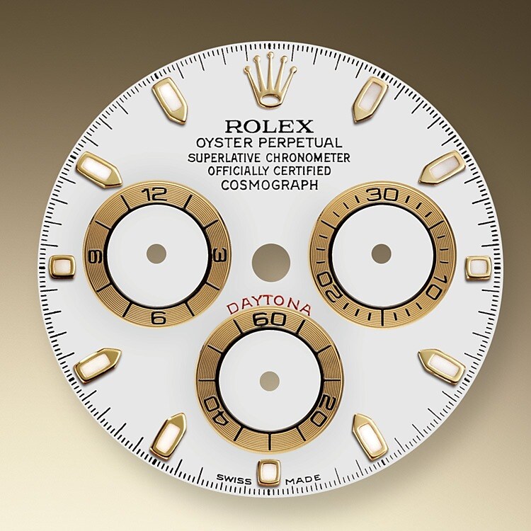 Ce modèle est doté d’un cadran blanc avec compteurs azurés, d’index des heures en applique et d’aiguilles en or avec affichage Chromalight, une matière luminescente haute lisibilité. L’aiguille centrale des secondes permet de mesurer un temps précis au 1/8<sup>e</sup> de seconde près, tandis que les deux compteurs situés sur le cadran mesurent le temps en heures et en minutes. Les pilotes peuvent ainsi visualiser leurs temps de course avec précision et déterminer la meilleure tactique pour remporter la victoire.