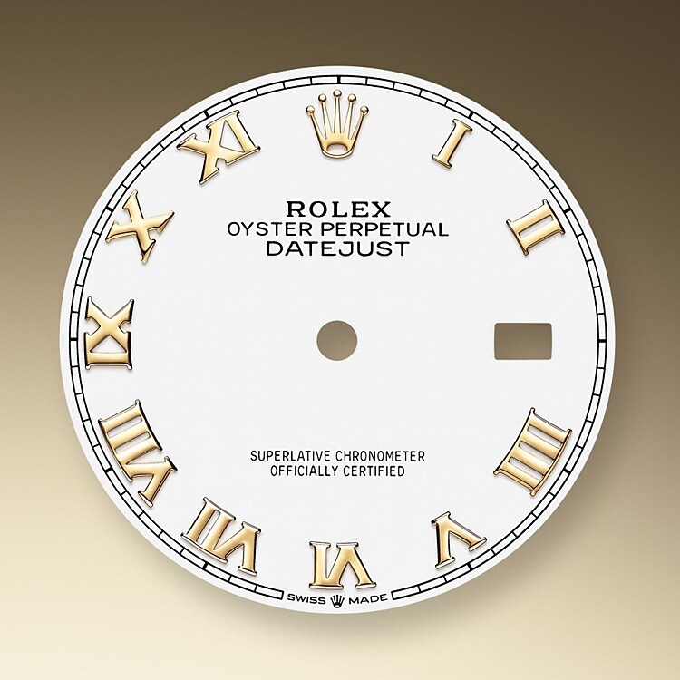 Das Zifferblatt verleiht einer Rolex Armbanduhr ein Gesicht sowie eine eigene Identität und sorgt überdies für perfekte Ablesbarkeit. Jedes Rolex Zifferblatt wird im eigenen Hause kreiert und fast vollständig in Handarbeit hergestellt, um seine Perfektion zu garantieren. Charakteristisches Merkmal sind die Indizes, die stets aus 18 Karat Gold gefertigt werden, um ihr Anlaufen zu verhindern.