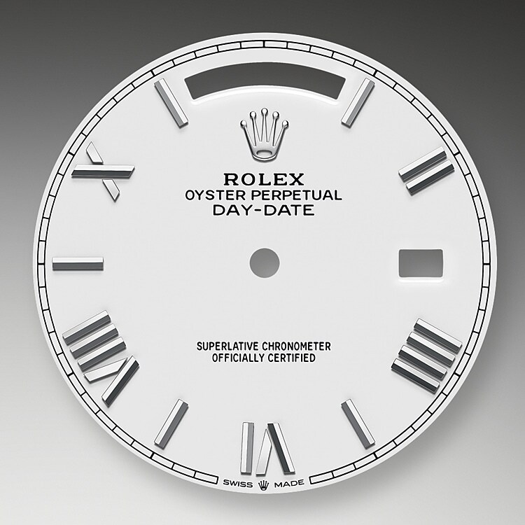Das Zifferblatt verleiht einer Rolex Armbanduhr ein Gesicht sowie eine eigene Identität und sorgt überdies für perfekte Ablesbarkeit. Jedes Rolex Zifferblatt wird im eigenen Hause kreiert und fast vollständig in Handarbeit hergestellt, um seine Perfektion zu garantieren. Charakteristisches Merkmal sind die Indizes, die stets aus 18 Karat Gold gefertigt werden, um ihr Anlaufen zu verhindern.