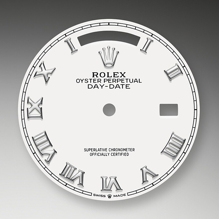 Das Zifferblatt verleiht einer Rolex Armbanduhr ein Gesicht sowie eine eigene Identität und sorgt überdies für perfekte Ablesbarkeit. Jedes Rolex Zifferblatt wird im eigenen Hause kreiert und fast vollständig in Handarbeit hergestellt, um seine Perfektion zu garantieren. Charakteristisches Merkmal sind die Indizes, die stets aus Gold gefertigt werden, um ihr Anlaufen zu verhindern.
