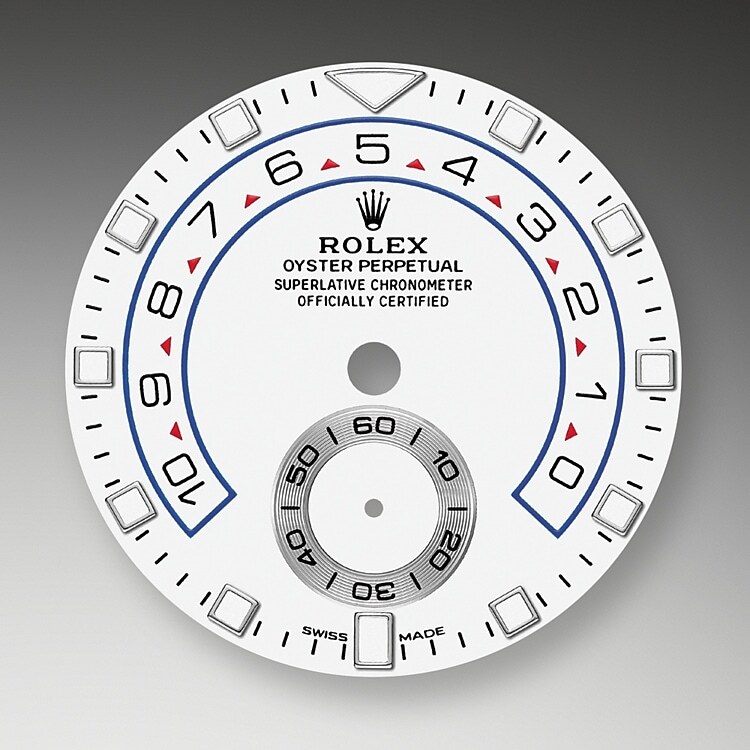 Die Yacht-Master II ist nunmehr mit einem neuen Zifferblatt und neuen, für die Professional Modelle von Rolex charakteristischen Zeigern ausgestattet, die für eine verbesserte Ablesbarkeit sorgen und dem Erscheinungsbild dieser Armbanduhr eine neue Dynamik verleihen. Das neue Zifferblatt verfügt über einen dreieckigen Stundenmarker auf der 12-Uhr-Position und einen rechteckigen Stundenmarker auf der 6-Uhr-Position, die beim Ablesen als Orientierungshilfe dienen. Der Stundenzeiger hebt sich dank seiner Leuchtscheibe klar vom Minutenzeiger ab. Der Countdown der Yacht-Master II ist von einer bis zehn Minuten programmierbar. Die Einstellung wird mechanisch gespeichert, wodurch beim Reset eine Rückstellung auf die eingestellte Zeit erfolgt. Nach dem Einschalten lässt sich der Countdown über die Flyback-Funktion „im Flug” synchronisieren, um ihn genau dem offiziellen Countdown der Regatta anzupassen.