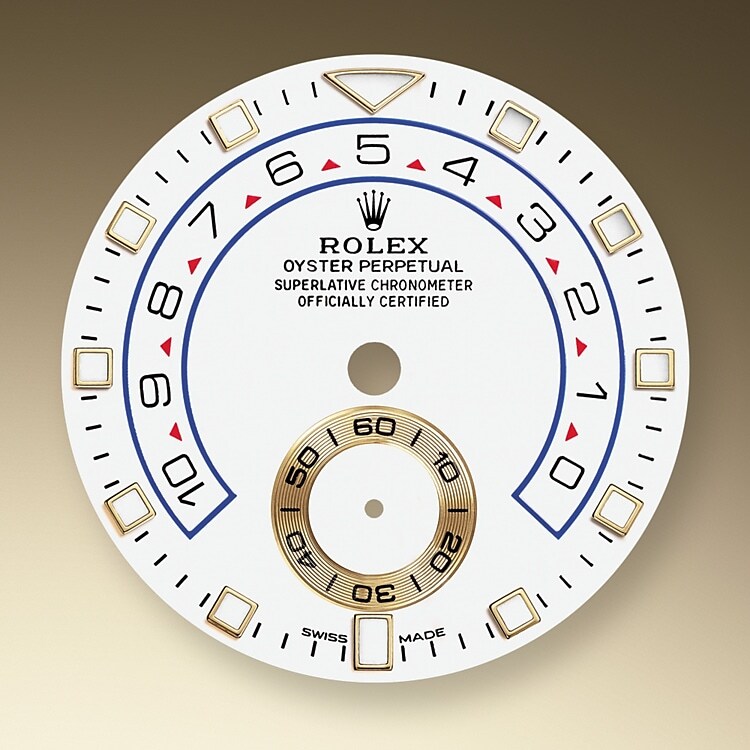 Die Yacht-Master II ist nunmehr mit einem neuen Zifferblatt und neuen, für die Professional Modelle von Rolex charakteristischen Zeigern ausgestattet, die für eine verbesserte Ablesbarkeit sorgen und dem Erscheinungsbild dieser Armbanduhr eine neue Dynamik verleihen. Das neue Zifferblatt verfügt über einen dreieckigen Stundenmarker auf der 12-Uhr-Position und einen rechteckigen Stundenmarker auf der 6-Uhr-Position, die beim Ablesen als Orientierungshilfe dienen. Der Stundenzeiger hebt sich dank seiner Leuchtscheibe klar vom Minutenzeiger ab. Der Countdown der Yacht-Master II ist von einer bis zehn Minuten programmierbar. Die Einstellung wird mechanisch gespeichert, wodurch beim Reset eine Rückstellung auf die eingestellte Zeit erfolgt. Nach dem Einschalten lässt sich der Countdown über die Flyback-Funktion „im Flug” synchronisieren, um ihn genau dem offiziellen Countdown der Regatta anzupassen.