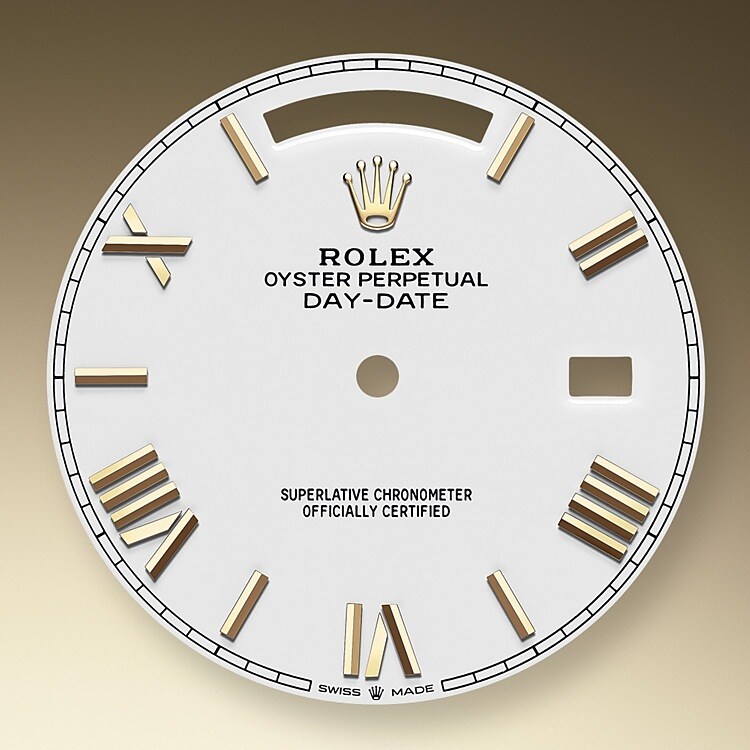 Le cadran confère aux montres Rolex leur apparence caractéristique : il est le premier garant de leur identité et de leur lisibilité. Reconnaissables à leurs index des heures, fabriqués en or afin de ne jamais ternir, tous les cadrans Rolex sont mis au point et fabriqués en interne, en grande partie à la main pour un résultat parfait.