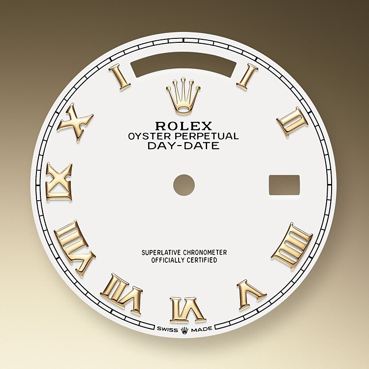 Le cadran confère aux montres Rolex leur apparence caractéristique : il est le premier garant de leur identité et de leur lisibilité. Reconnaissables à leurs index des heures, fabriqués en or afin de ne jamais ternir, tous les cadrans Rolex sont mis au point et fabriqués en interne, en grande partie à la main pour un résultat parfait.