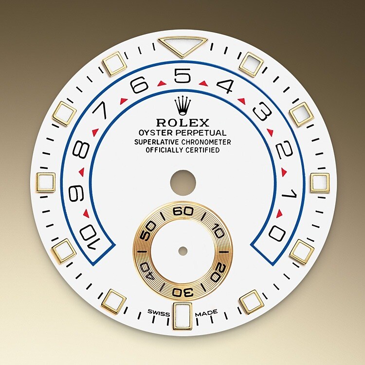 Die Yacht‑Master II ist nunmehr mit einem neuen Zifferblatt und neuen, für die Professional Modelle von Rolex charakteristischen Zeigern ausgestattet, die für eine verbesserte Ablesbarkeit sorgen und dem Erscheinungsbild dieser Armbanduhr eine neue Dynamik verleihen. Das neue Zifferblatt verfügt über einen dreieckigen Index auf der 12-Uhr-Position und einen rechteckigen Index auf der 6-Uhr-Position, die beim Ablesen als Orientierungshilfe dienen. Der Stundenzeiger hebt sich dank seiner Leuchtscheibe klar vom Minutenzeiger ab. Der Countdown der Yacht‑Master II ist von einer bis zehn Minuten programmierbar. Die Programmierung wird mechanisch gespeichert, wodurch beim Reset eine Rückstellung auf die eingestellte Zeit erfolgt. Nach dem Einschalten lässt sich der Countdown über die Flyback-Funktion „im Flug” synchronisieren, um ihn genau dem offiziellen Countdown der Regatta anzupassen.