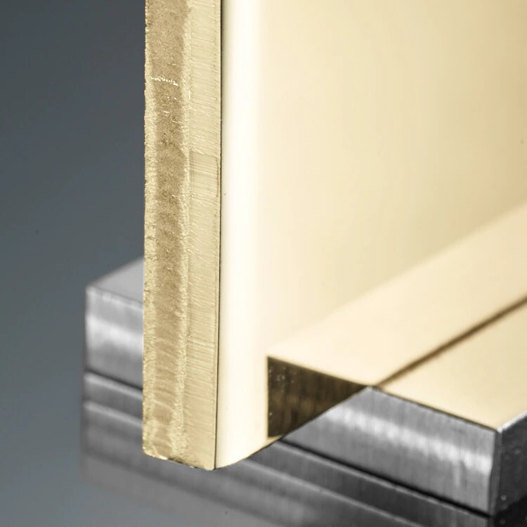 Gold wird aufgrund seines Glanzes und seiner Kostbarkeit geschätzt. Edelstahl steht für Stärke und Zuverlässigkeit. Zusammen kommen ihre besten Eigenschaften harmonisch zur Geltung. Rolesor, ein unverwechselbares Erkennungsmerkmal von Rolex, findet seit den frühen 1930er-Jahren bei Rolex Modellen Anwendung und wurde 1933 als Markenname eingetragen. Es ist bis heute einer der Grundpfeiler der Oyster Kollektion.