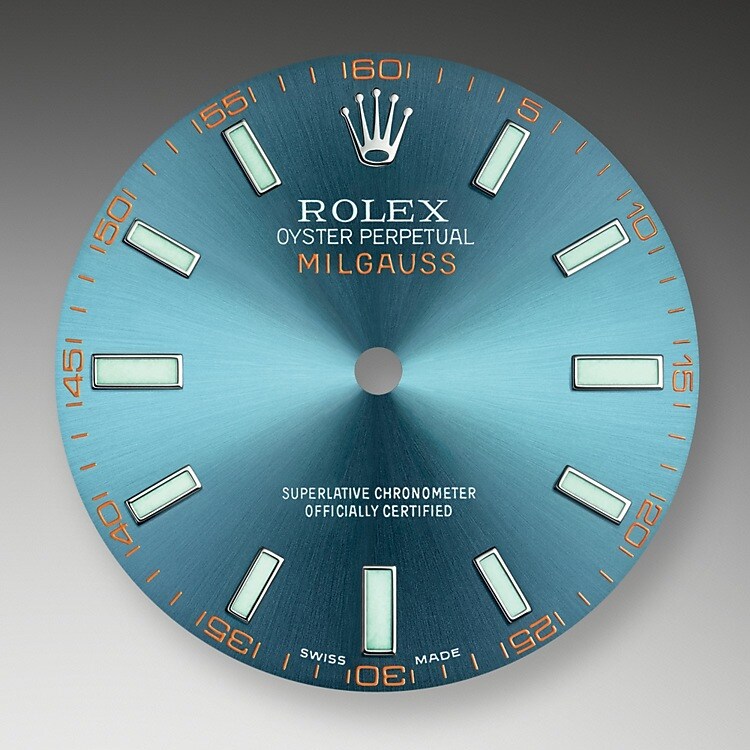 Lors de sa présentation sur la Milgauss en 2007, la glace saphir au contour vert marque une véritable innovation horlogère. Aujourd’hui, elle est associée à un cadran bleu électrique faisant écho à l’emblématique aiguille des secondes en forme d’éclair.